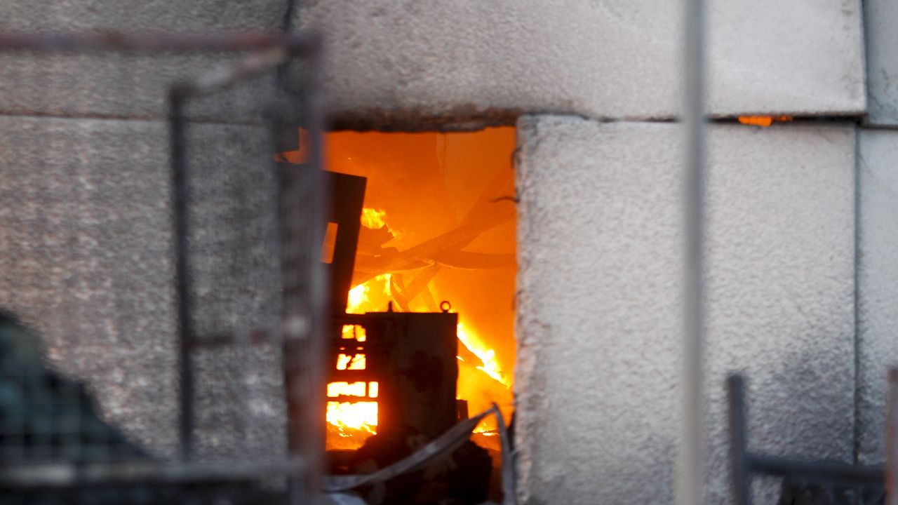 Así amaneció tras el incendio la fábrica de bolsas de papel de Narón
