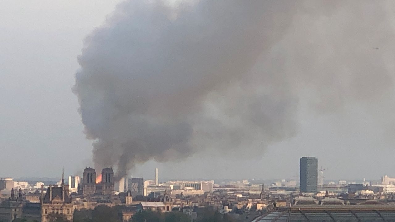 Unos bomberos dentro de la Catedral de Notre Dame