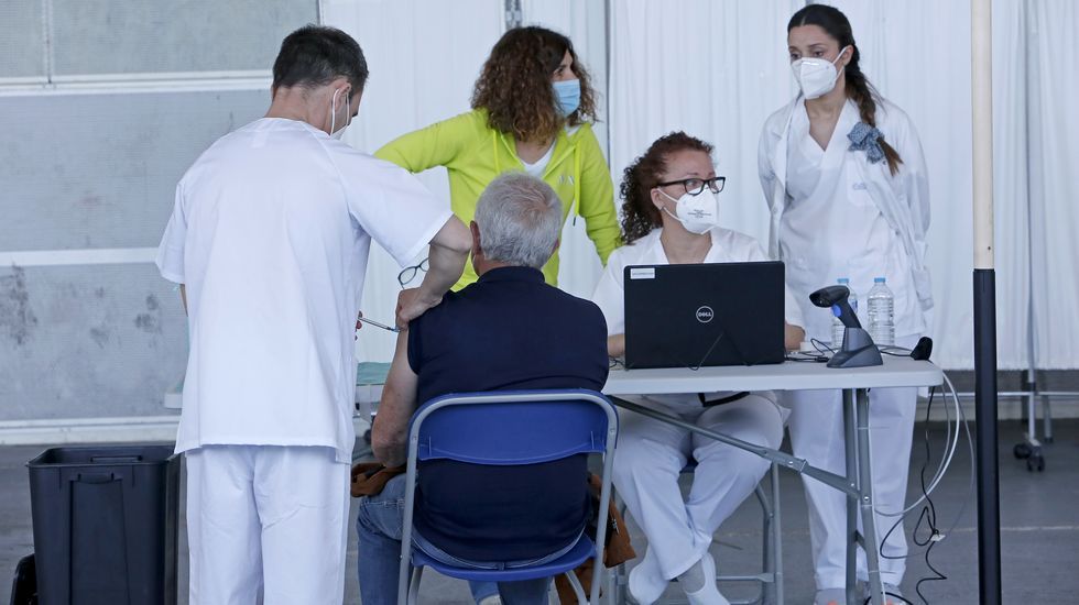 Vacunación masiva contra el Covid-19 con AstraZeneca para personas entre 60 y 65 años en el recinto ferial de Pontevedra