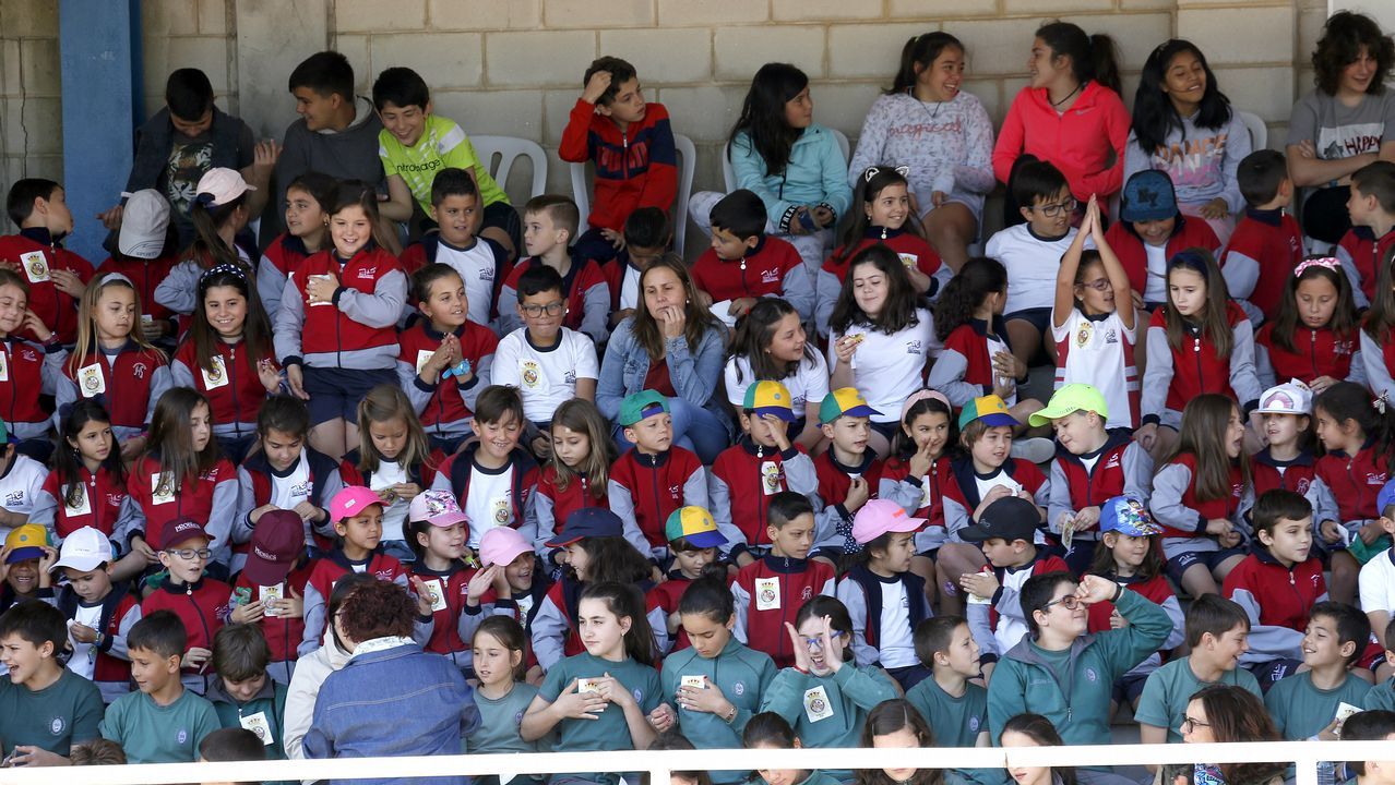 Exhibicion de la Policía Nacional para los escolares de Ribeira con helicoptero, caballería, perros de rastreo