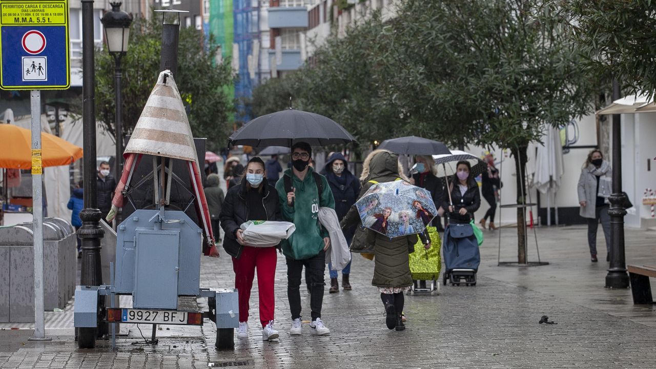 Primer día de cierre perimetral en Boiro, ambiente en la calle peatonal