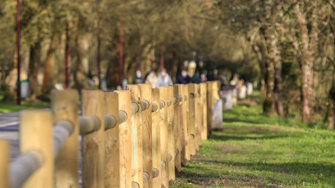 Mejoras del Muramiñae Rehabilita con la colocación de una baranda de madera en el Paseo do Miño