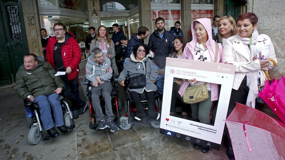 Manos levantadas por el cáncer de mama