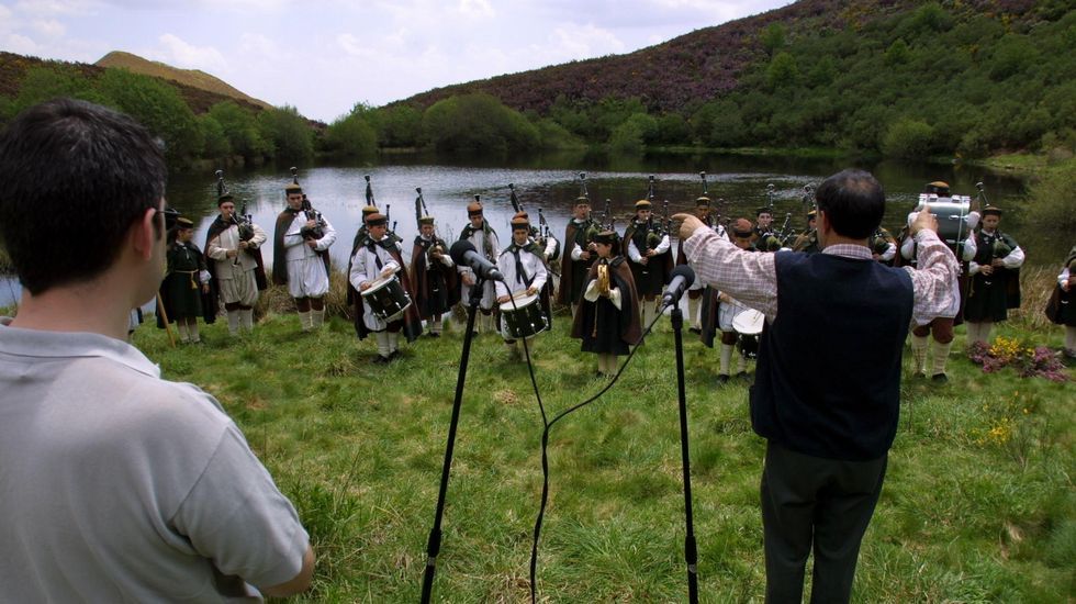 La Banda de Gaitas do Courel, dirigida por Xosé Lois Foxo, realiza una grabación en la orilla de la laguna en una imagen de archivo de mayo del 2002
