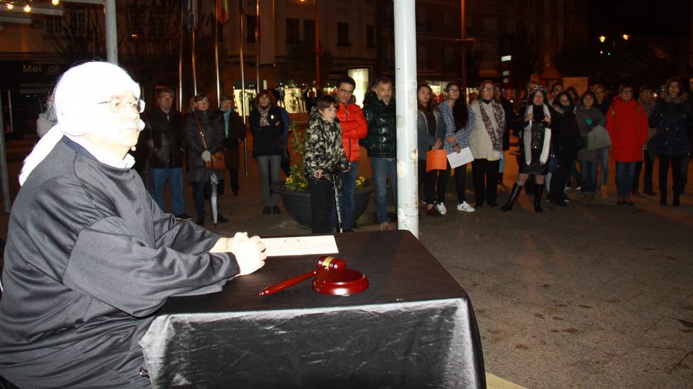 25n.La concentración en O Barco de Valdeorras incluyó una obra de teatro sobre la violencia de género a cargo de Gargallada