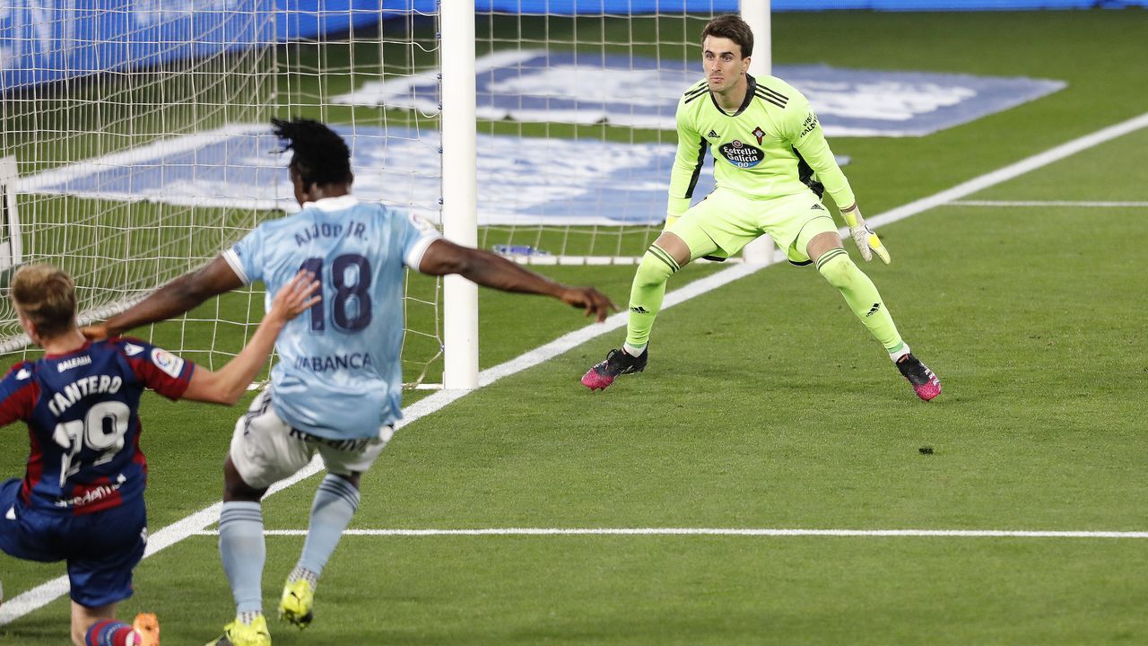 Tapia fue el primero en resentirse y verse obligado a dejar el partido