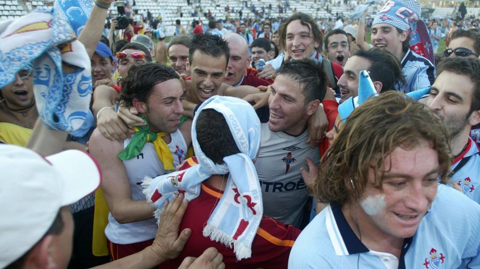 Celebrando con Berizzo y otros compañeros el ascenso de Lleida, pocos meses después de su llegada al club