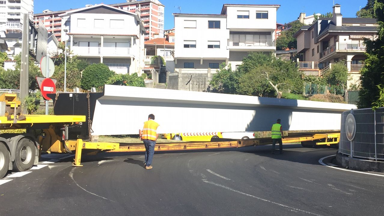 La aver�a de un transporte especial genera el caos en el acceso a Pontevedra.