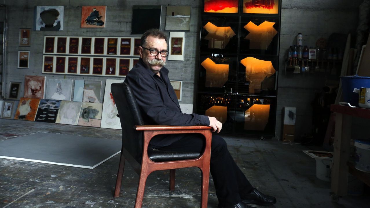 El pintor Uxío López en su estudio