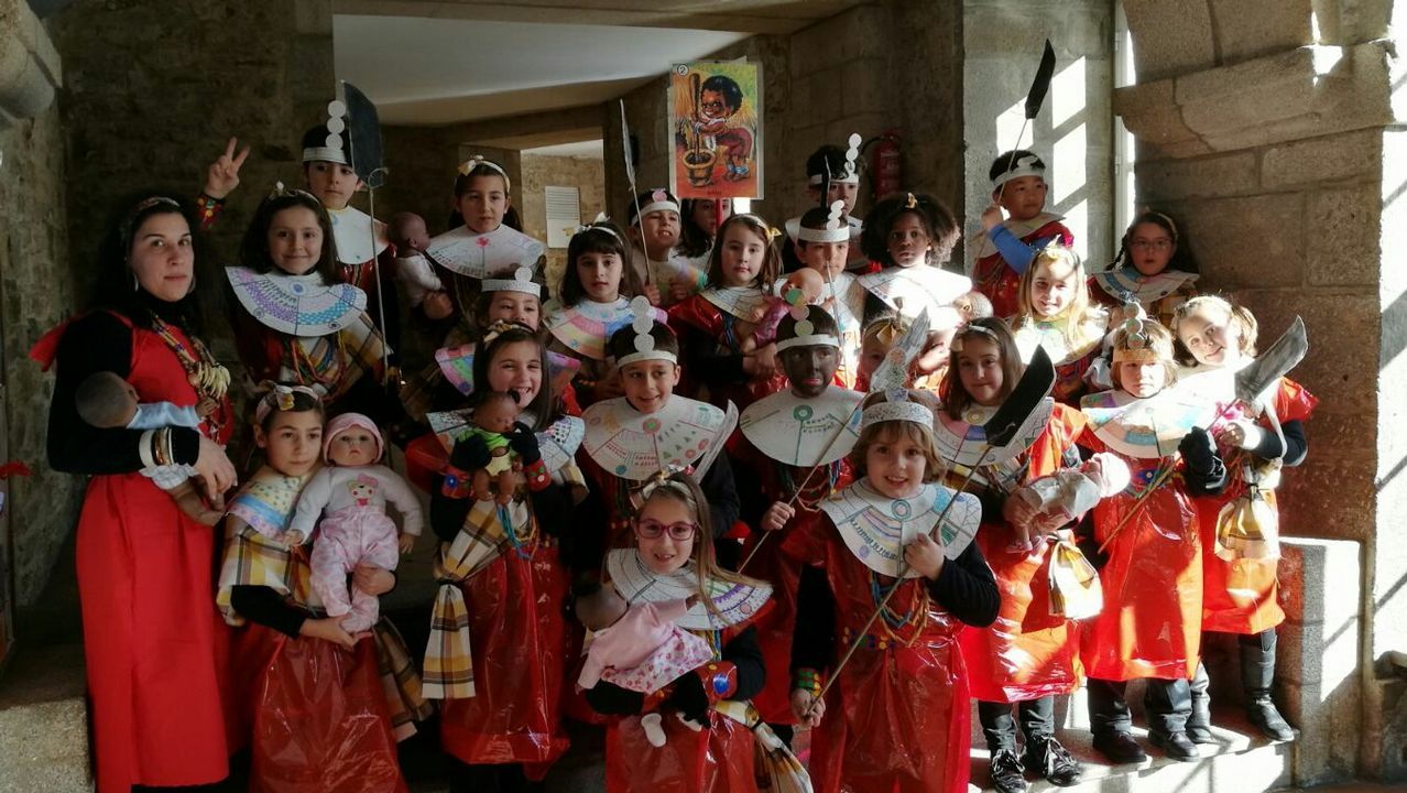 Desfile de alumnos del colegio Nuestra Señora de los Remedios