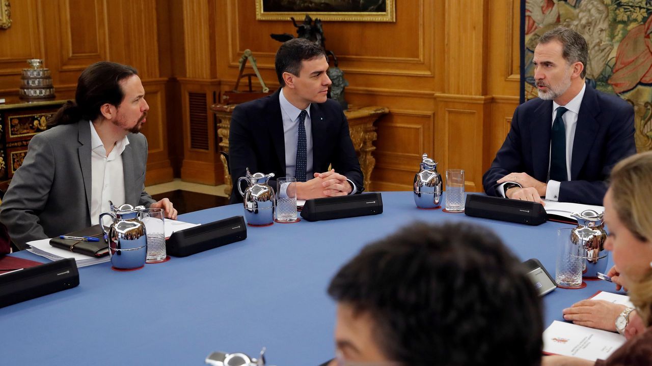Felipe VI saluda al vicepresidente del Gobierno, Pablo Iglesias