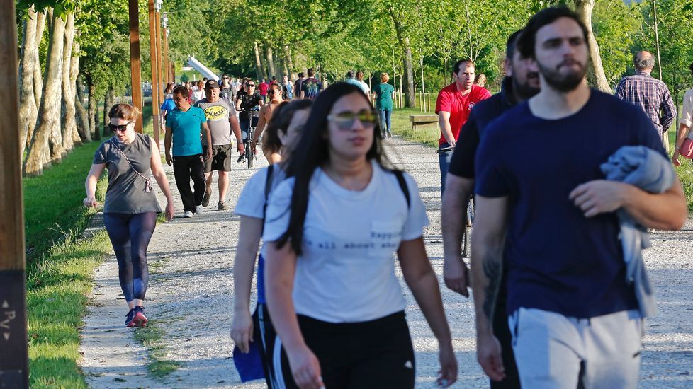 Miles de personas salen a pasear en Pontevedra en el segundo día de la desescalada