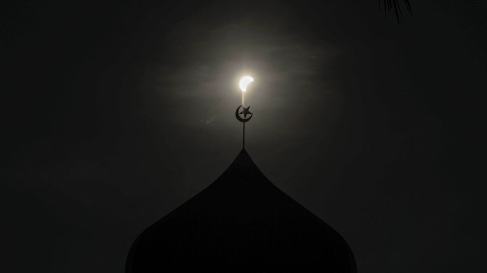 Imagen del eclipse desde una playa de Indonesia.