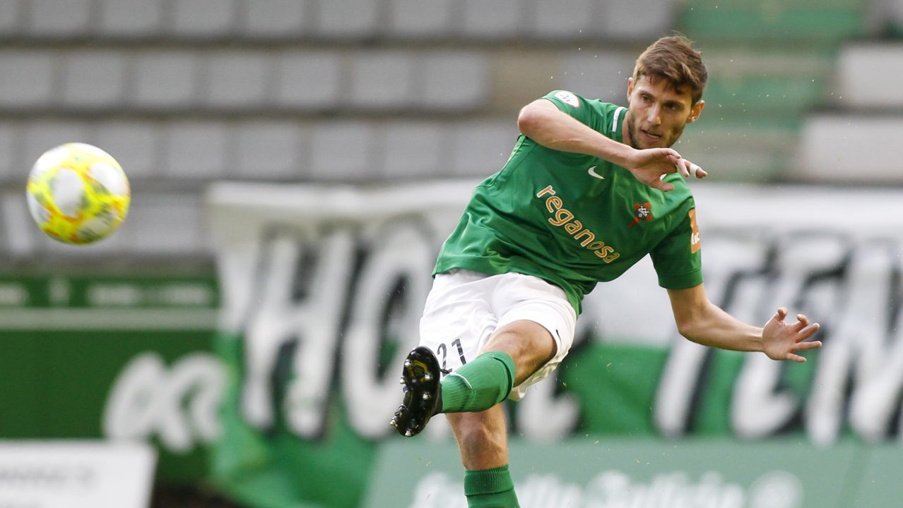 Raúl Prado disputa un balón ante el Racing de Ferrol