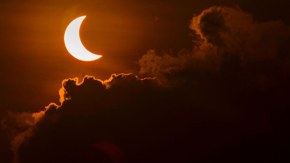 Imagen del eclipse desde una playa de Indonesia.
