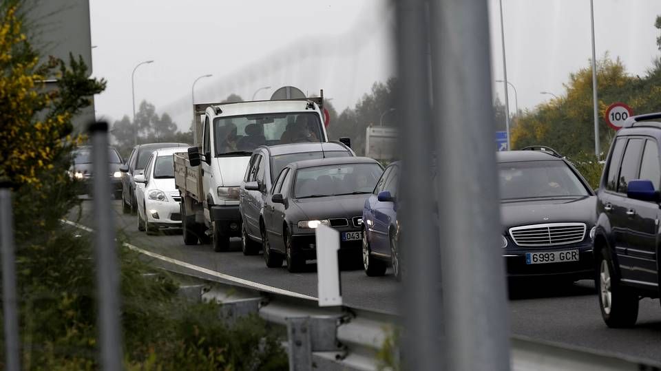 Atascos de tráfico en A Zapateira y la TerceraRonda por el corte de un carril para el cambio de tuberías de agua