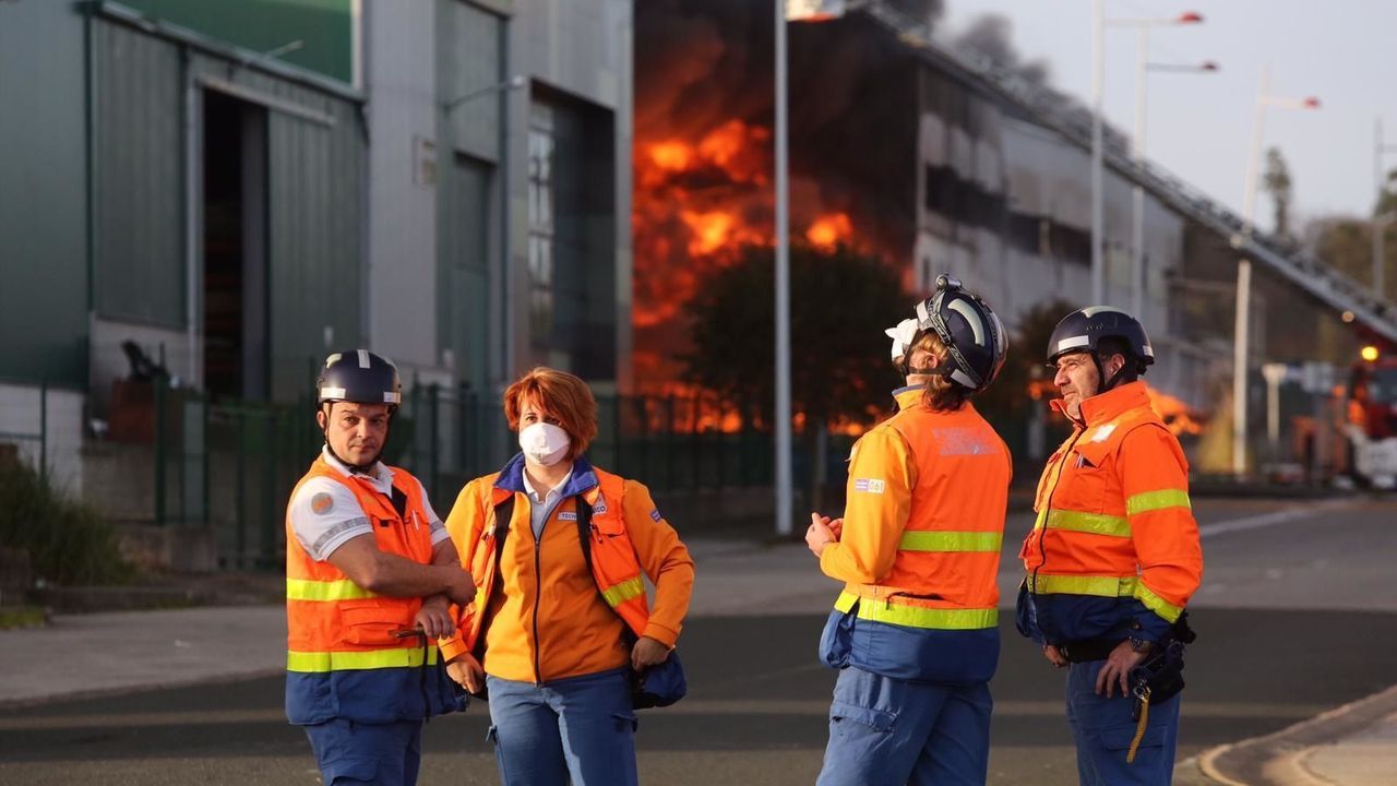 Así amaneció tras el incendio la fábrica de bolsas de papel de Narón
