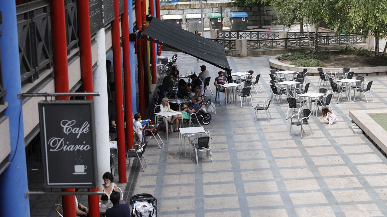 Las terrazas de la plaza de San Antonio recibieron gente en la hora del vermú