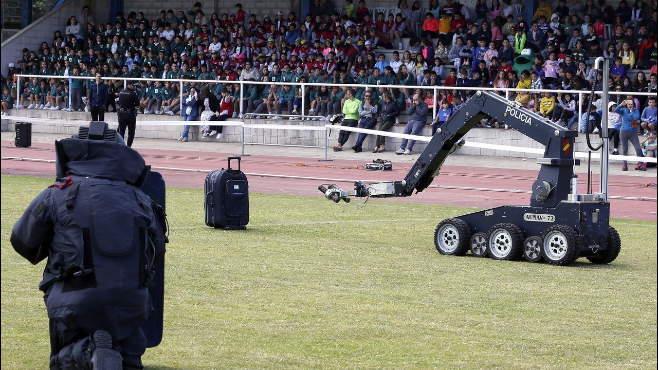 Exhibicion de la Policía Nacional para los escolares de Ribeira con helicoptero, caballería, perros de rastreo