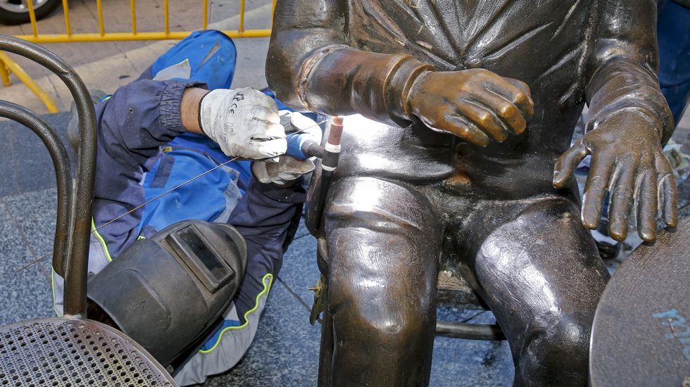 Reposición del brazo de la escultura de Paz Andrade