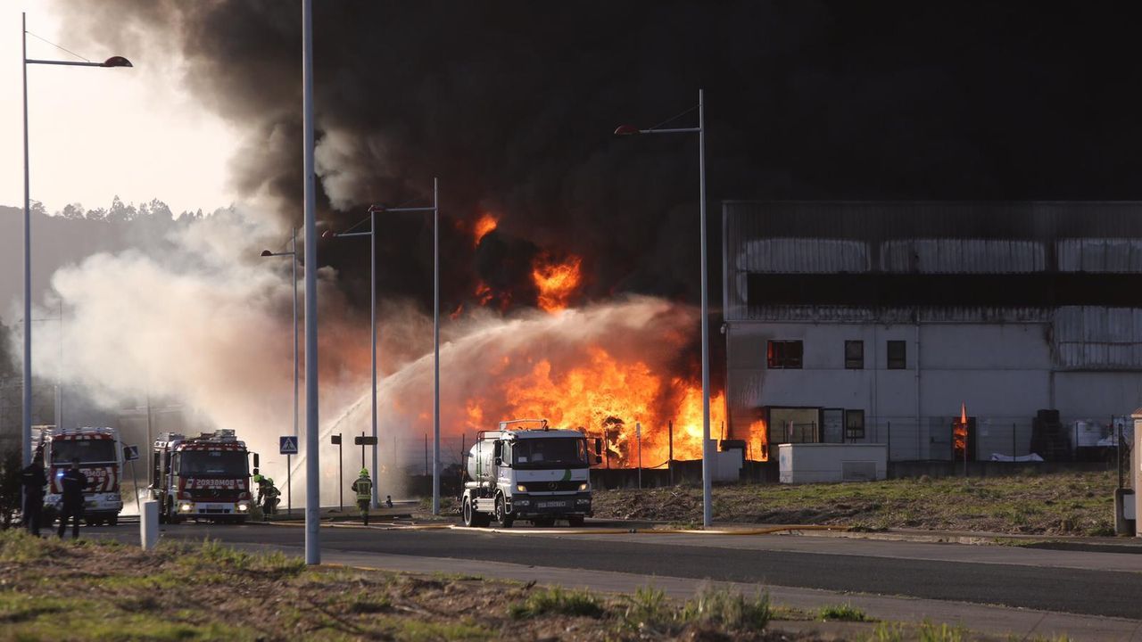 Así amaneció tras el incendio la fábrica de bolsas de papel de Narón