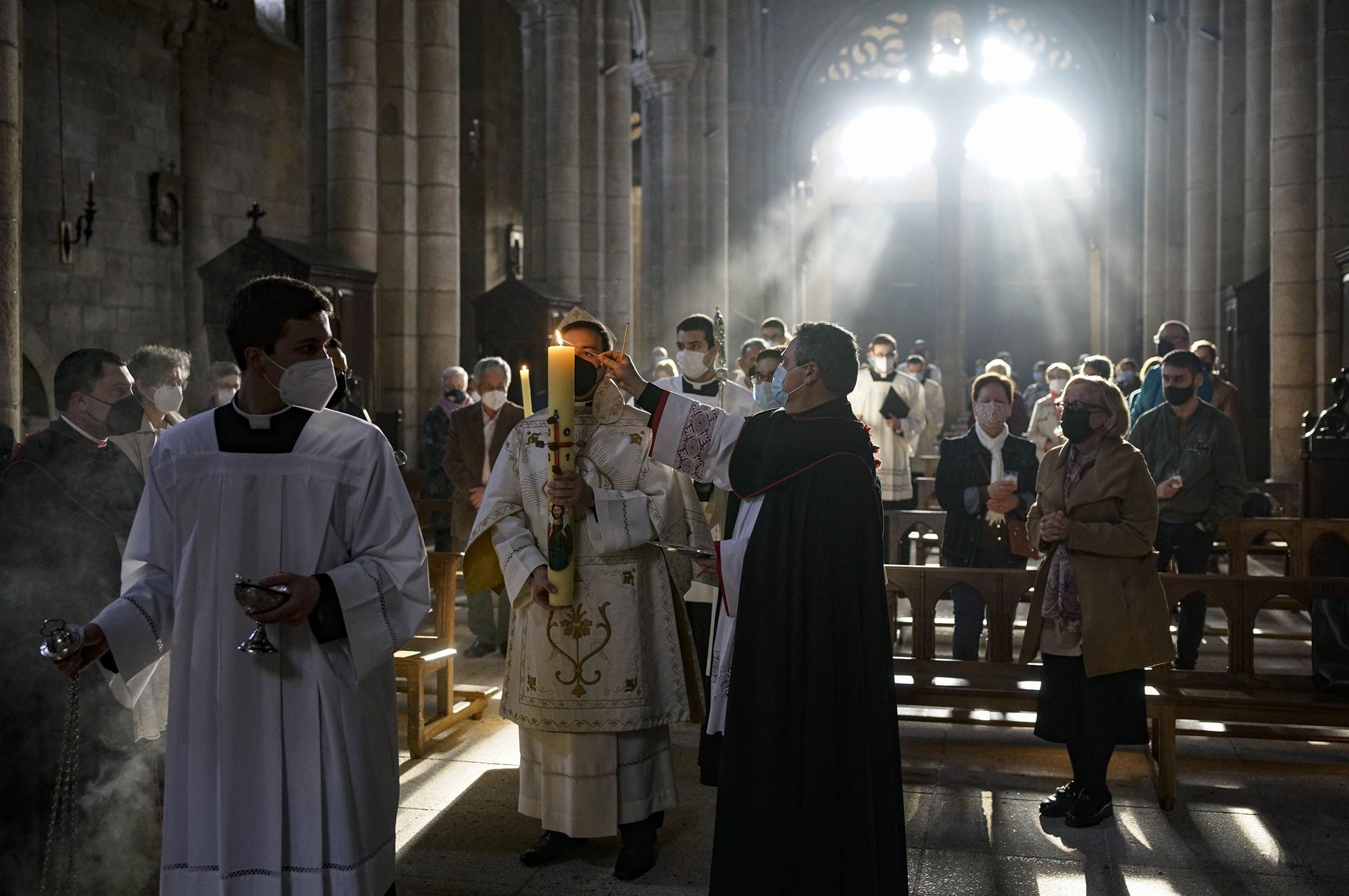 Encendido del Cirio Pascual con el que se inicia la Vigilia Pascual por la muerte de Jesucristo en la catedral de Ourense. 03/04/2021