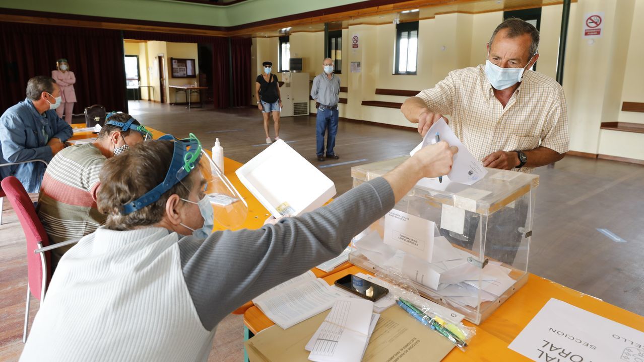 Por el coronavirus, Viveiro reubicó dos mesas electorales en la casa consistorial, donde en algunos momentos se formaron colas