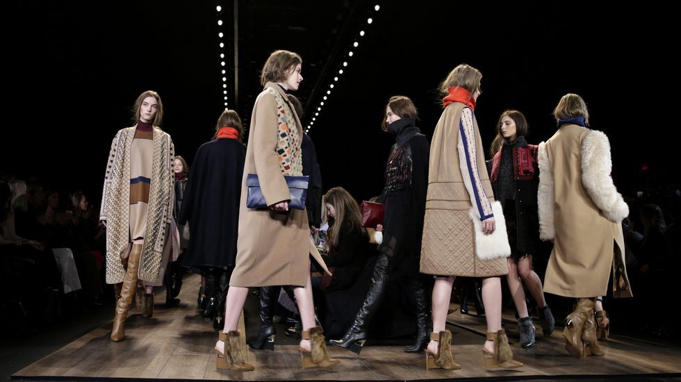 Semana de la Moda de Nueva York.Modelos presentan diseños de la marca BCBG Max Azria.
