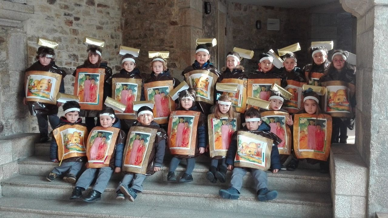 Desfile de alumnos del colegio Nuestra Señora de los Remedios