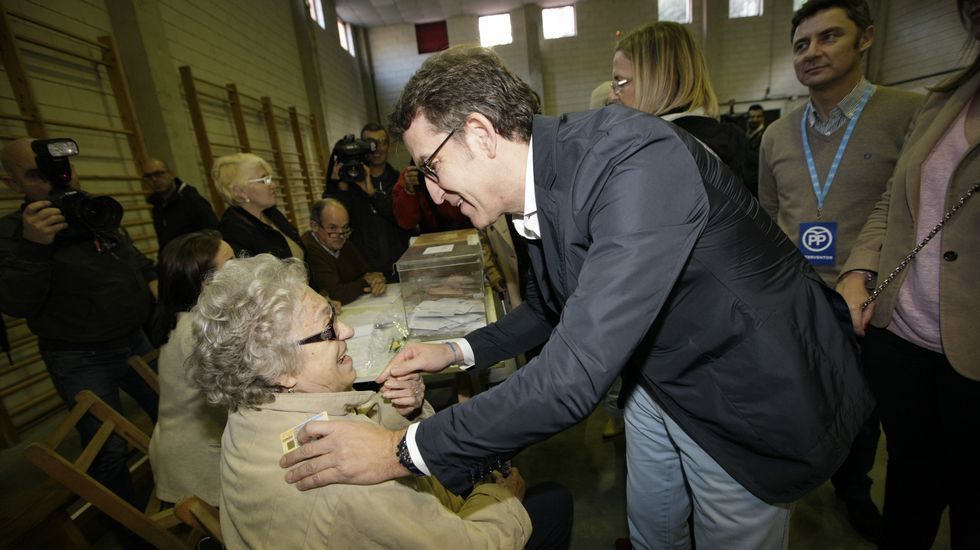Alberto Núñez, presidente de la Xunta, vota en Vigo.