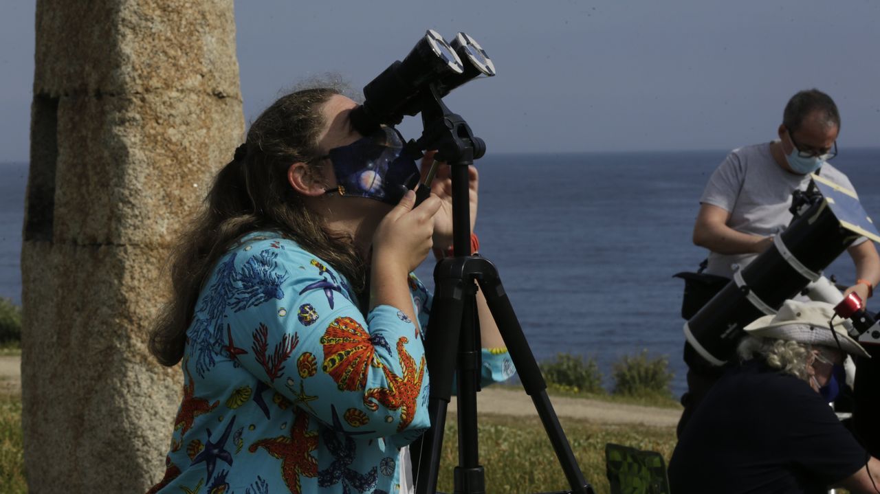 En A Coruña, varios ciudadanos disfrutaron del fenómeno en el entorno de la Torre de Hércules