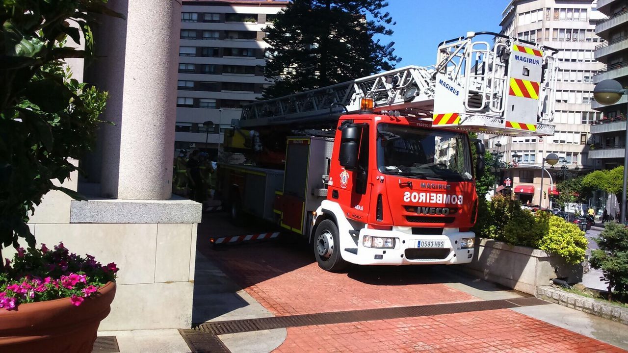 Los bomberos de Vigo ensayan en las torres de García Barbón.