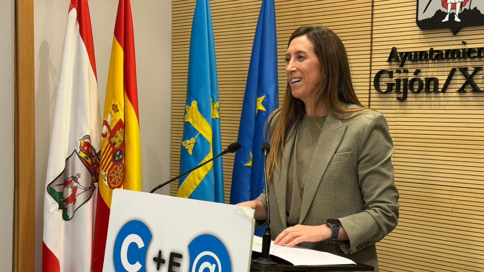 archivo.La vicealcaldesa de Gij�n y concejala de Econom�a, Empleo, Turismo e Innovaci�n, �ngela Pumariega, durante la presentaci�n de la vig�sima edici�n del proyecto Cl�nic Joven Emprend@, en el Consistorio gijon�s
