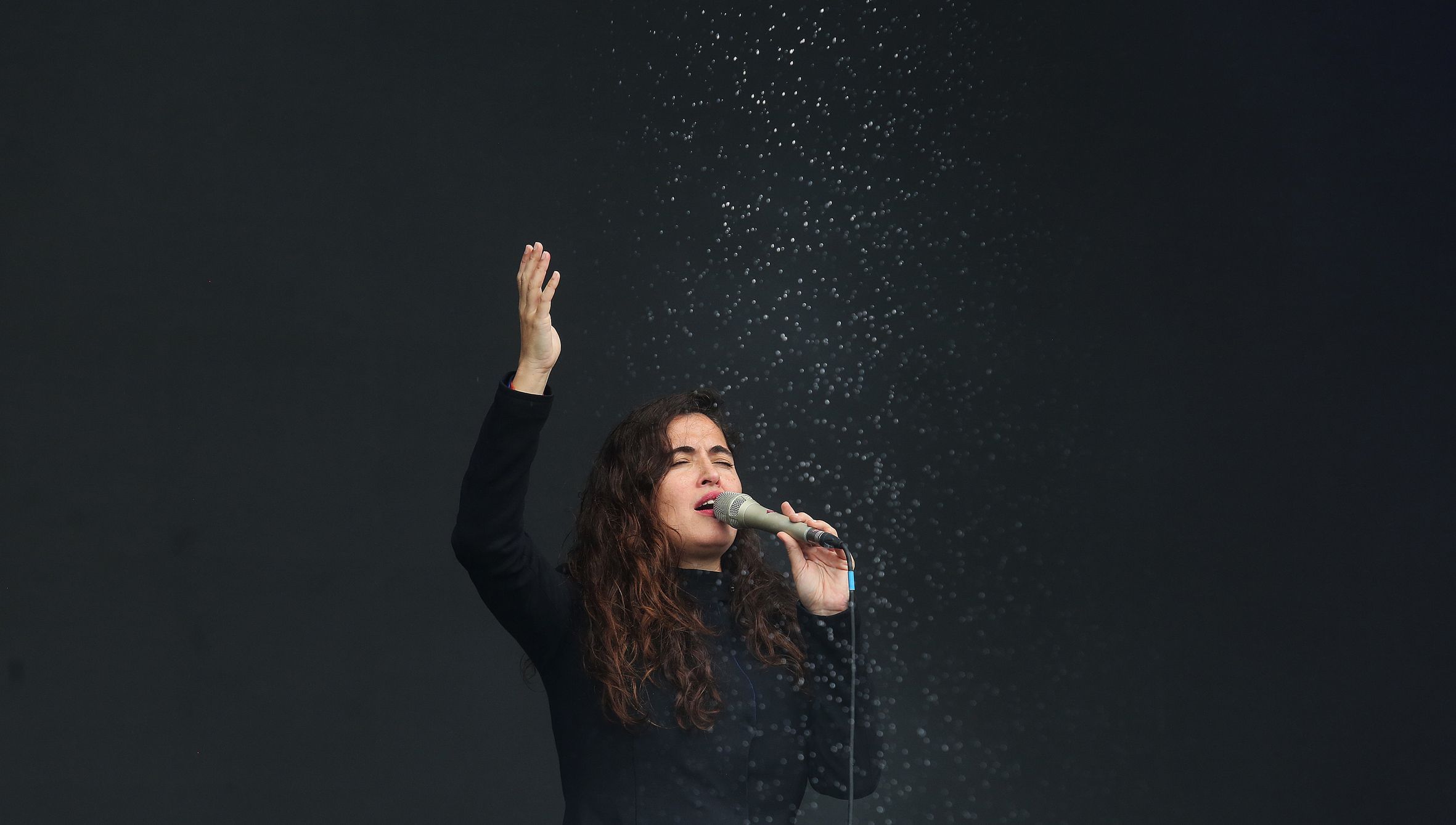 A artista Silvia Prez Cruz baixo a choiva no Atlantic Fest. 20/07/2024