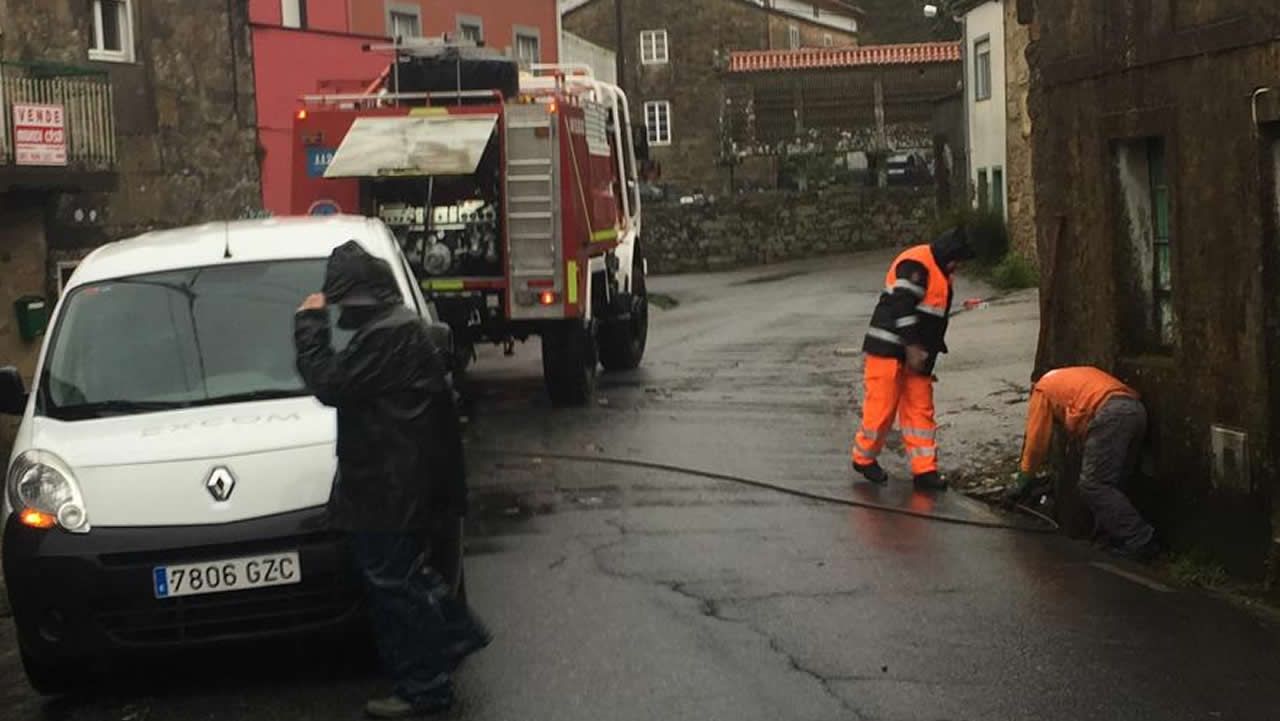 .Temporal Ana en Barbanza: atasco en un tubo de aguas pluviales en Boiro
