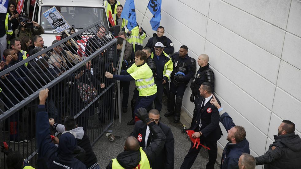 Manifestantes huyendo del lugar tras los incidentes
