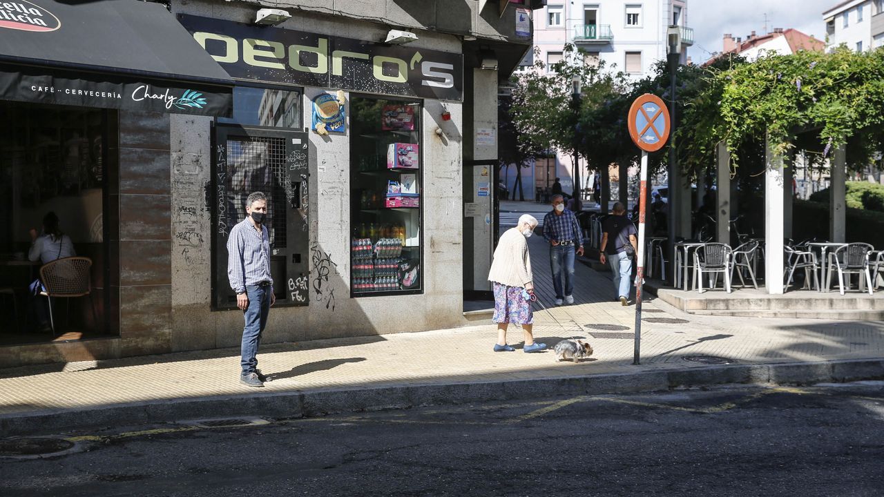 Comercio semiabierto en la calle Jesús Soria