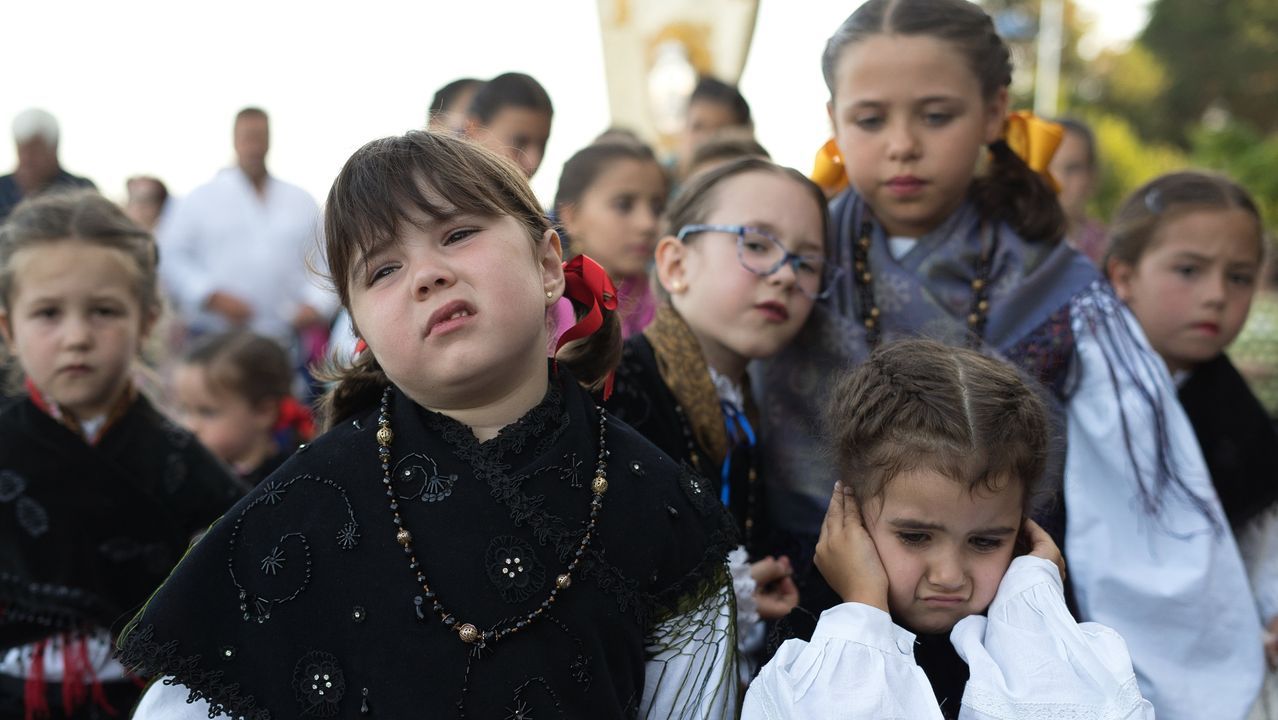 RESUMEN DEL AÑO 2019.Niñas en la procesión del Carmen