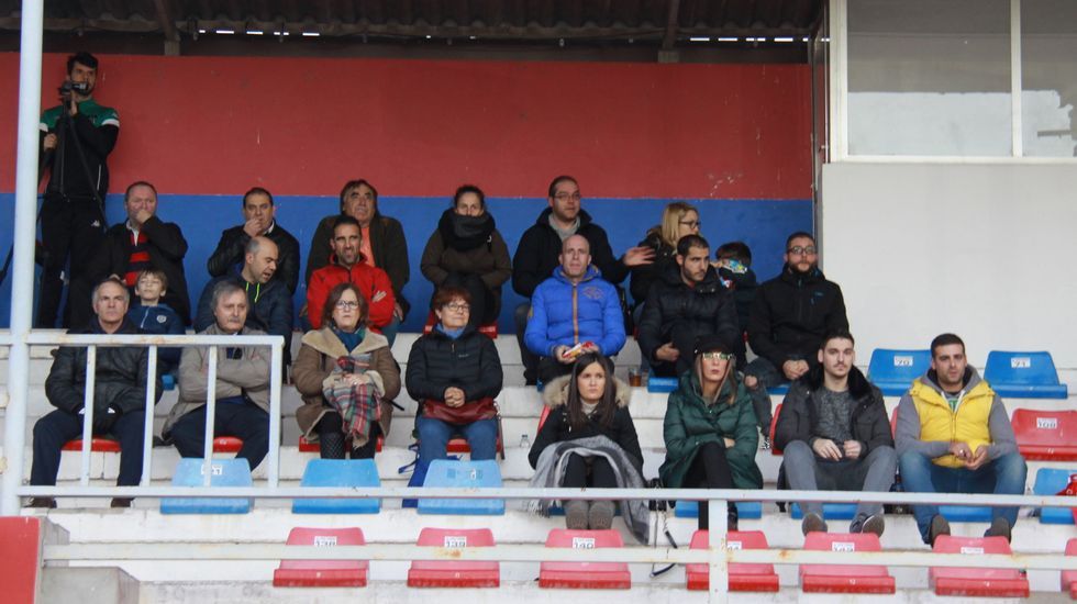 Gran ambiente en las gradas del estadio de Calabagueiros durante el CD Barco-UD Paiosaco