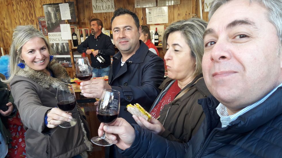 El conselleiro de Industria y el alcalde visitaron los puestos de las bodegas por la mañana