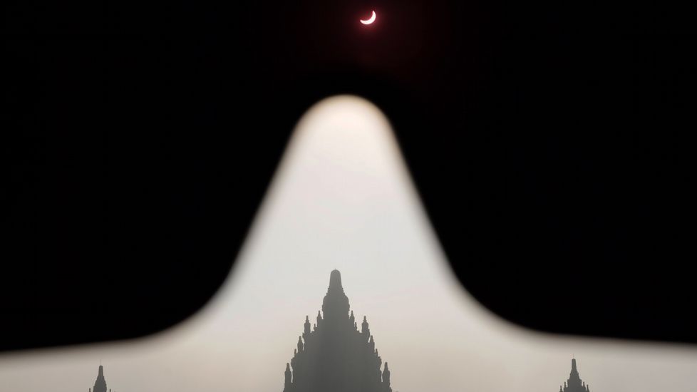 Vista del eclipse desde una playa de Indonesia