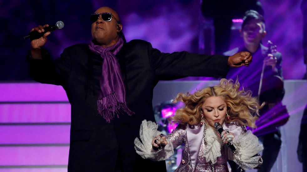 Madonna interpretó «Nothing Compares 2 U» en homenaje a Prince.