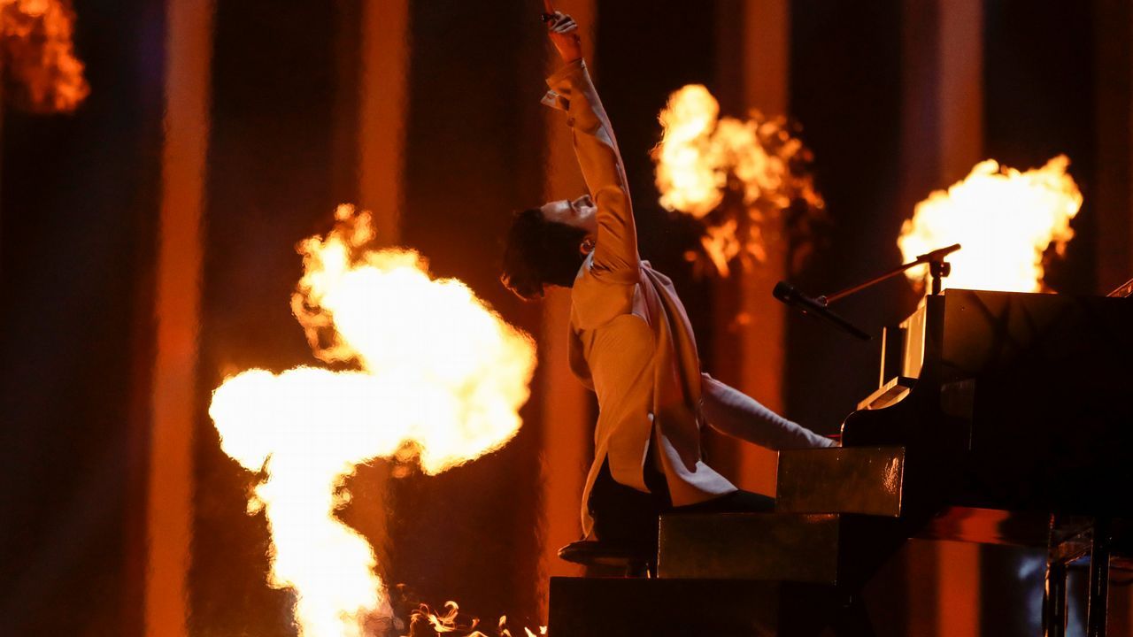 Melovin, de Ucrania, interpretando «Under the ladder»