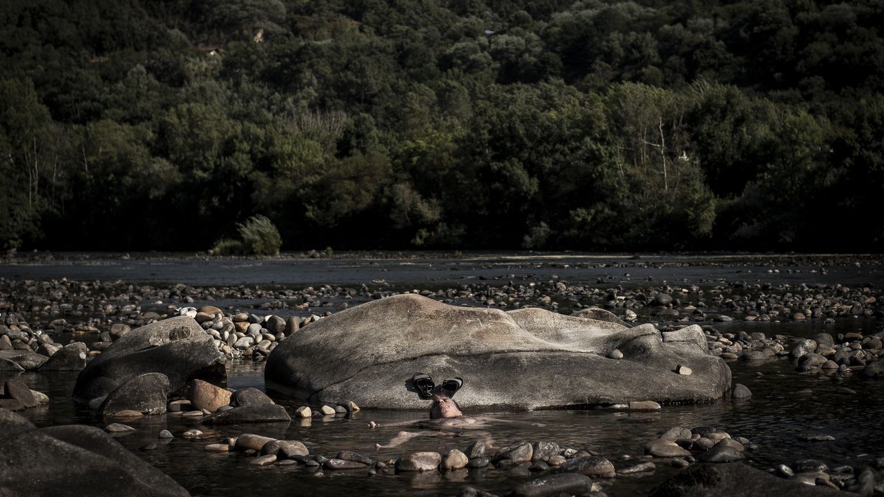 Ola de calor en Ourense.Los ourensanos buscaron el agua de los ríos para refrescarse.