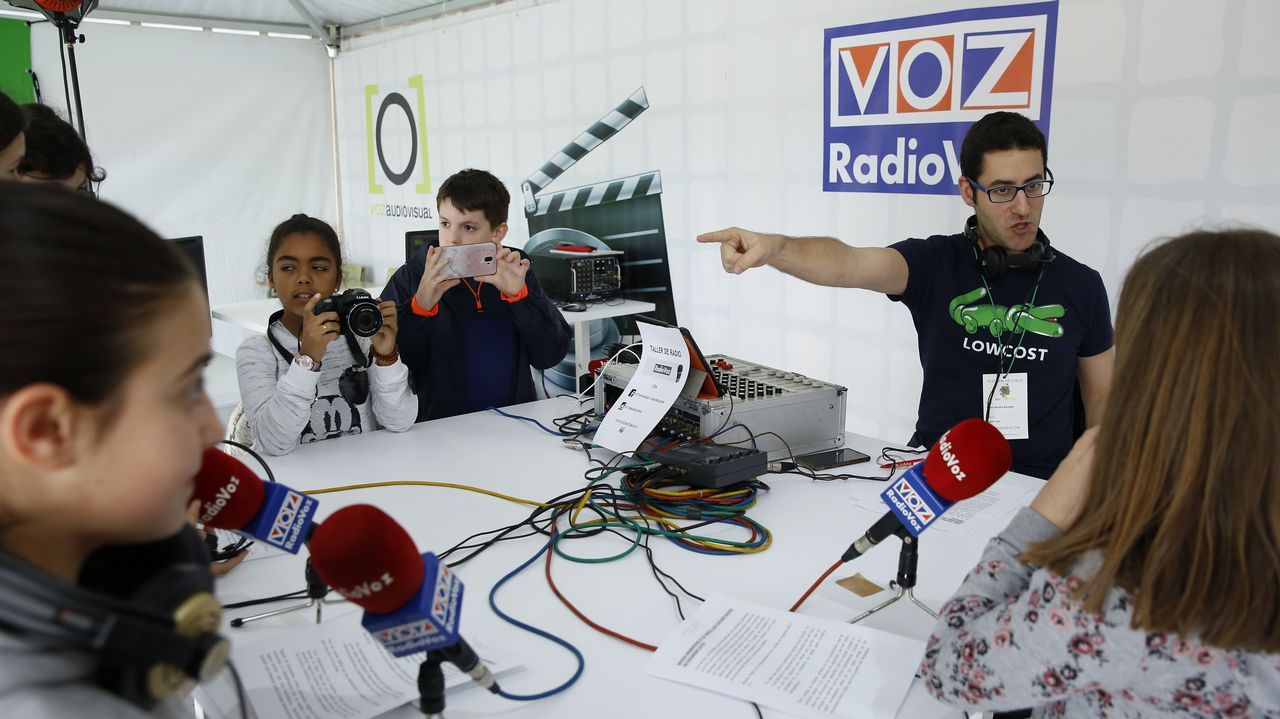 Xosé Luís Vilela Conde, director de La Voz de Galicia, entrega el Premio del concurso vídeos Na beira do río Sor al CEIP Francisco López Estrada (Mogor-Mañón. A Coruña). Recogen Pablo Sánchez González (coordinador y autor del vídeo), Alba Lage González y Sara Martínez Murias (alumnas)