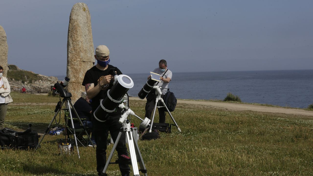En A Coruña, varios ciudadanos disfrutaron del fenómeno en el entorno de la Torre de Hércules