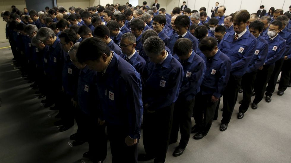 Minuto de silencio guardado por los empleados de TEPCO.