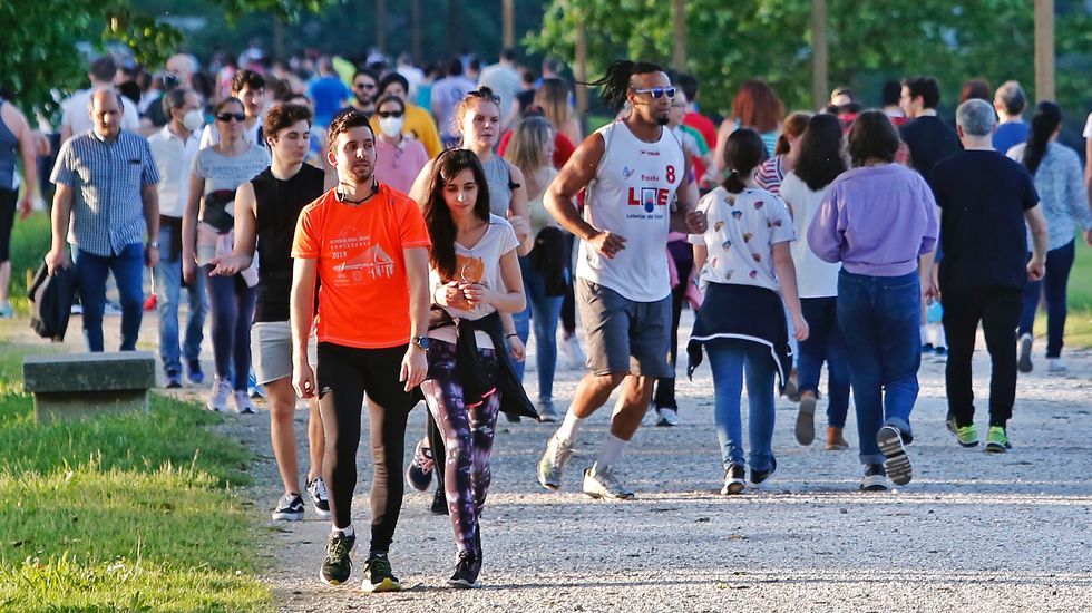Miles de personas salen a pasear en Pontevedra en el segundo día de la desecalada