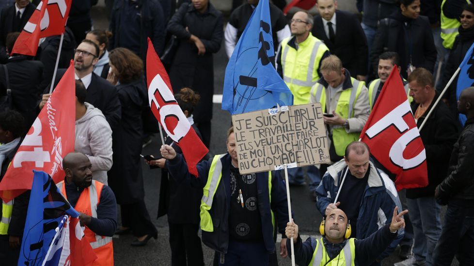 Manifestantes huyendo del lugar tras los incidentes
