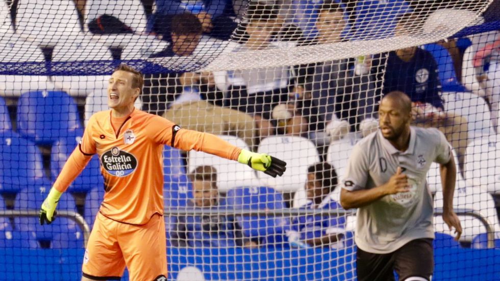 Lucas, siguiendo el partido en el palco de Riazor